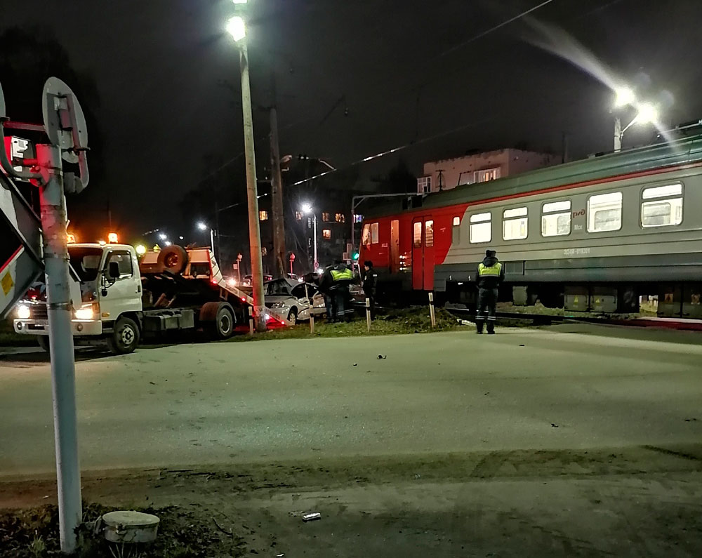 На улице Дачная в Дубне электропоезд столкнулся с автомобилем | Видео